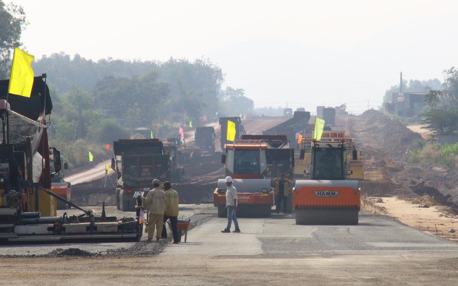 Thuận lòng dân, rộng đường cao tốc- Ảnh 2. Đồng loạt đua tiến độ trên công trường cao tốc Biên Hòa - Vũng Tàu