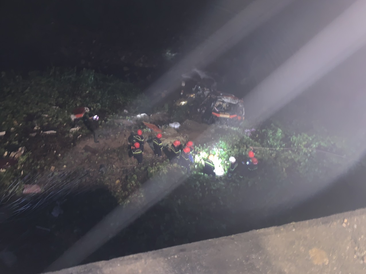 Hiện trường vụ xe khách rơi xuống vực ở La Sơn - Hòa Liên, 2 người tử vong- Ảnh 4. Hiện trường vụ xe khách rơi xuống vực ở La Sơn - Hòa Liên, 2 người tử vong- Ảnh 4.