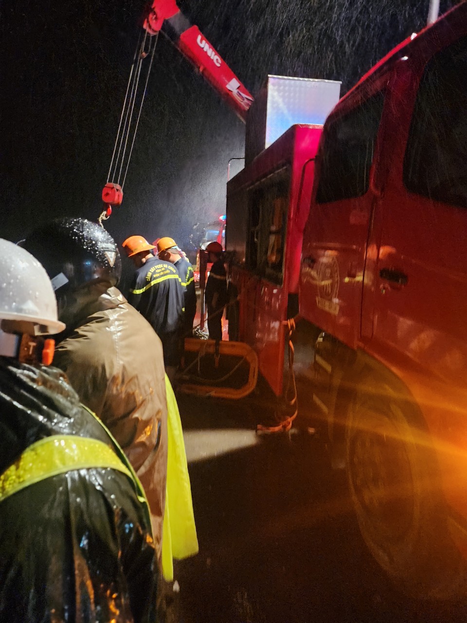 Hiện trường vụ xe khách rơi xuống vực ở La Sơn - Hòa Liên, 2 người tử vong- Ảnh 2. Hiện trường vụ xe khách rơi xuống vực ở La Sơn - Hòa Liên, 2 người tử vong- Ảnh 2.