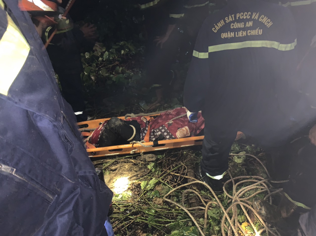 Hiện trường vụ xe khách rơi xuống vực ở La Sơn - Hòa Liên, 2 người tử vong- Ảnh 3. Hiện trường vụ xe khách rơi xuống vực ở La Sơn - Hòa Liên, 2 người tử vong- Ảnh 3.