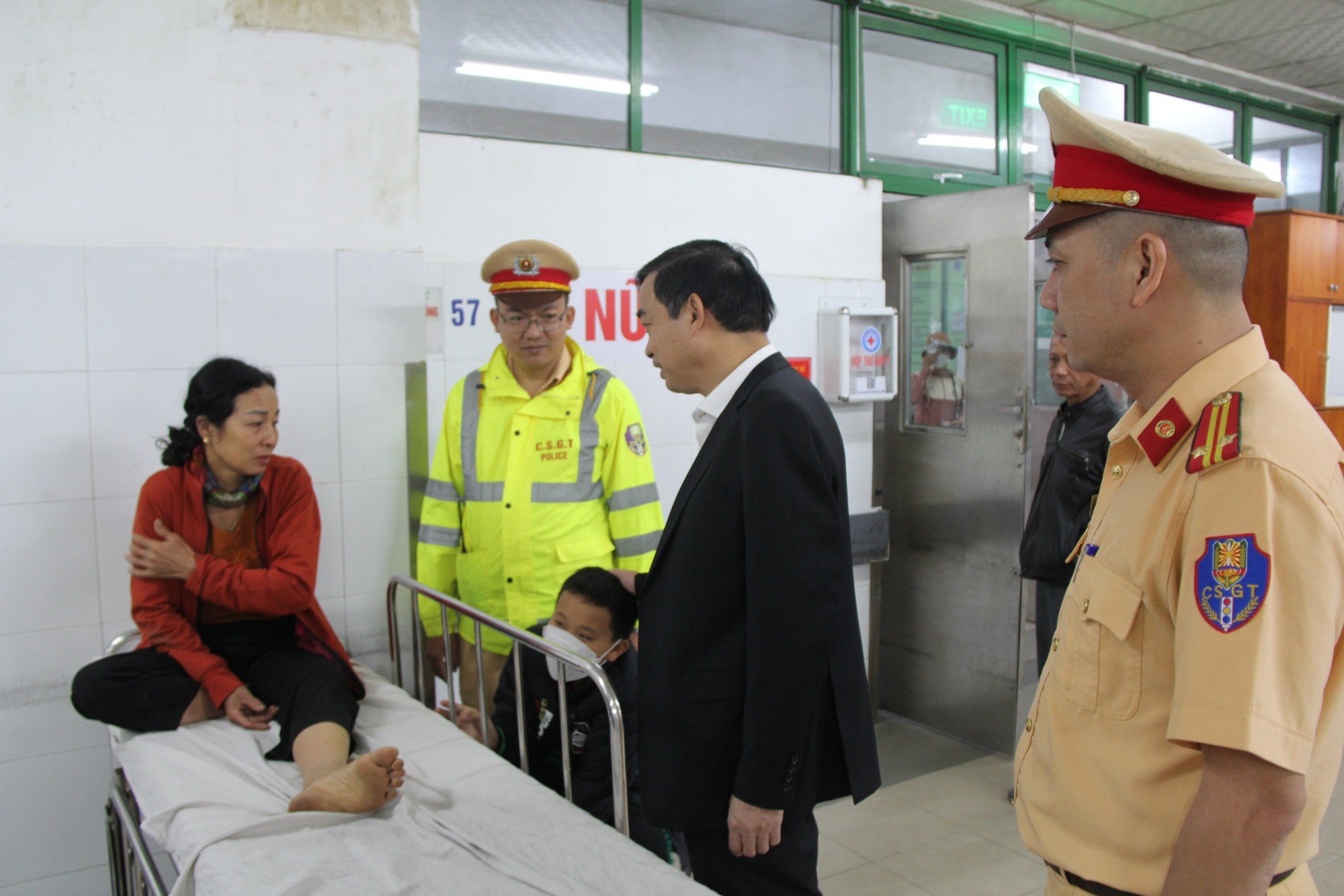 Nạn nhân xe khách rơi vực: Chỉ nghe tiếng ầm rồi thấy mình nằm dưới vực sâu- Ảnh 1. Nạn nhân xe khách rơi vực: Chỉ nghe tiếng ầm rồi thấy mình nằm dưới vực sâu- Ảnh 1.