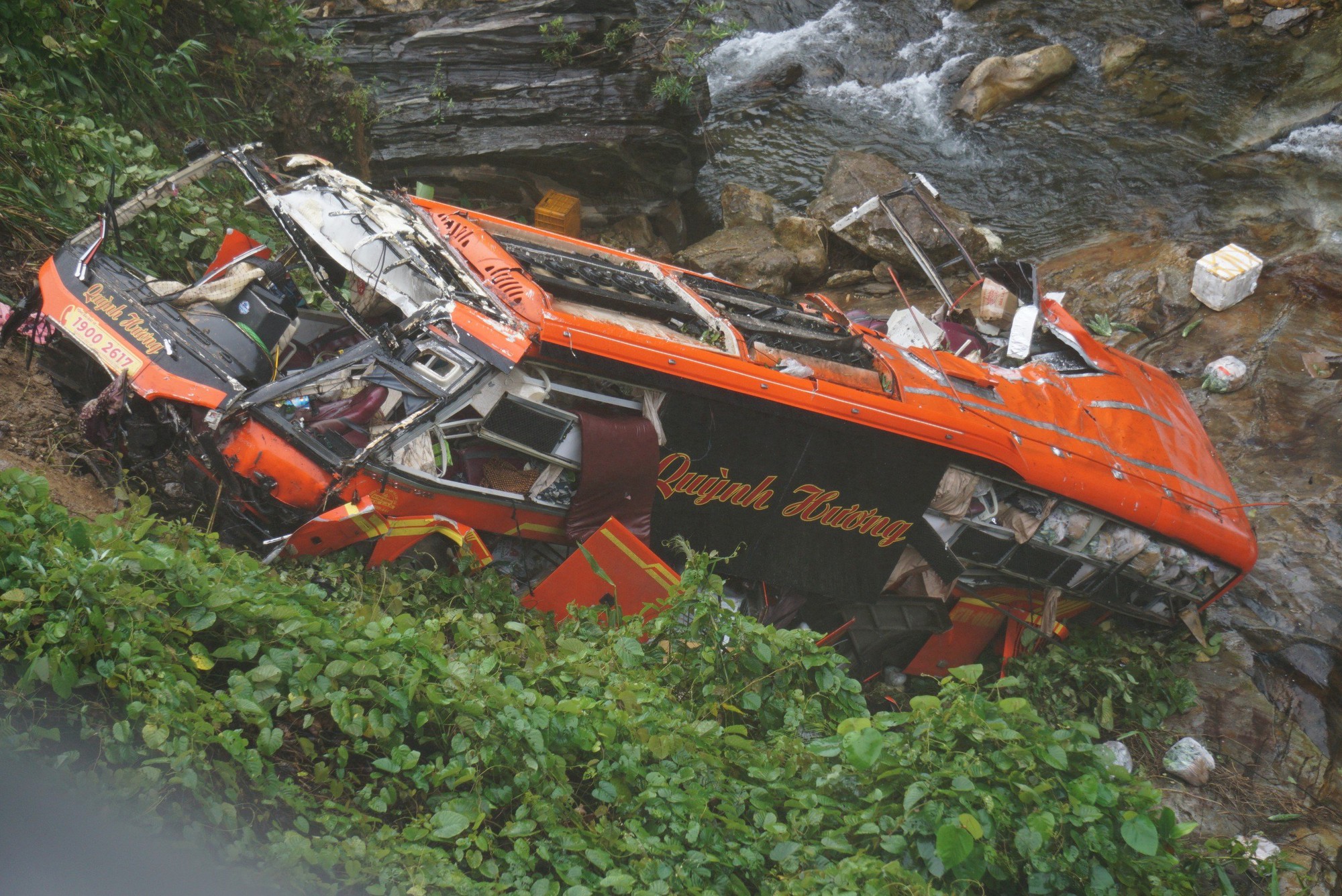 Nạn nhân xe khách rơi vực: Chỉ nghe tiếng ầm rồi thấy mình nằm dưới vực sâu- Ảnh 2. Nạn nhân xe khách rơi vực: Chỉ nghe tiếng ầm rồi thấy mình nằm dưới vực sâu- Ảnh 2.
