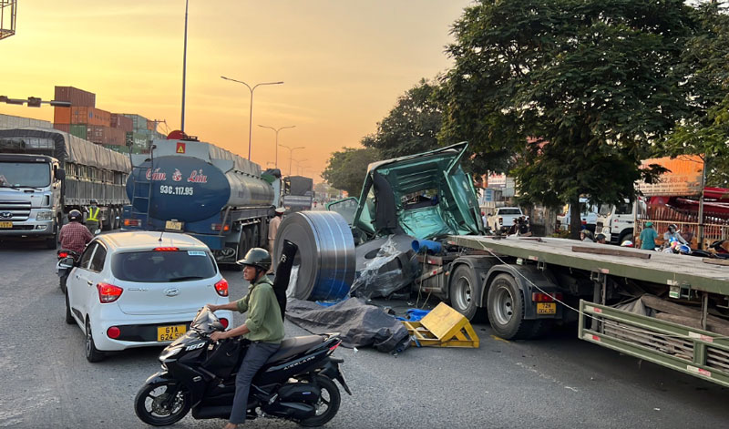 Hiện trường vụ tai nạn cuộn t&ocirc;n tr&ecirc;n xe đầu k&eacute;o rơi xuống đường.