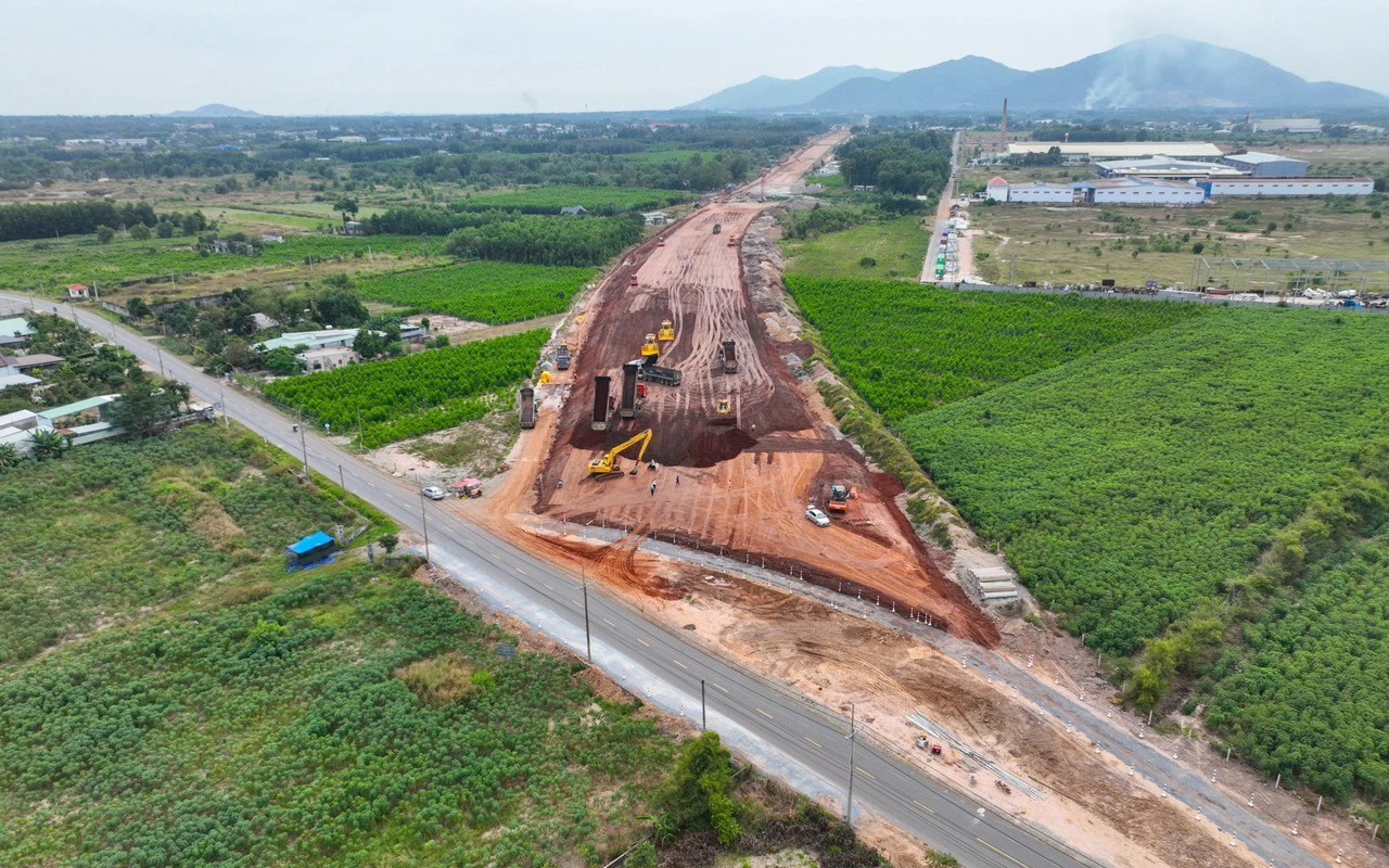 Lo chậm tiến độ thi c&ocirc;ng cao tốc Bi&ecirc;n H&ograve;a - Vũng T&agrave;u v&igrave; vướng mặt bằng