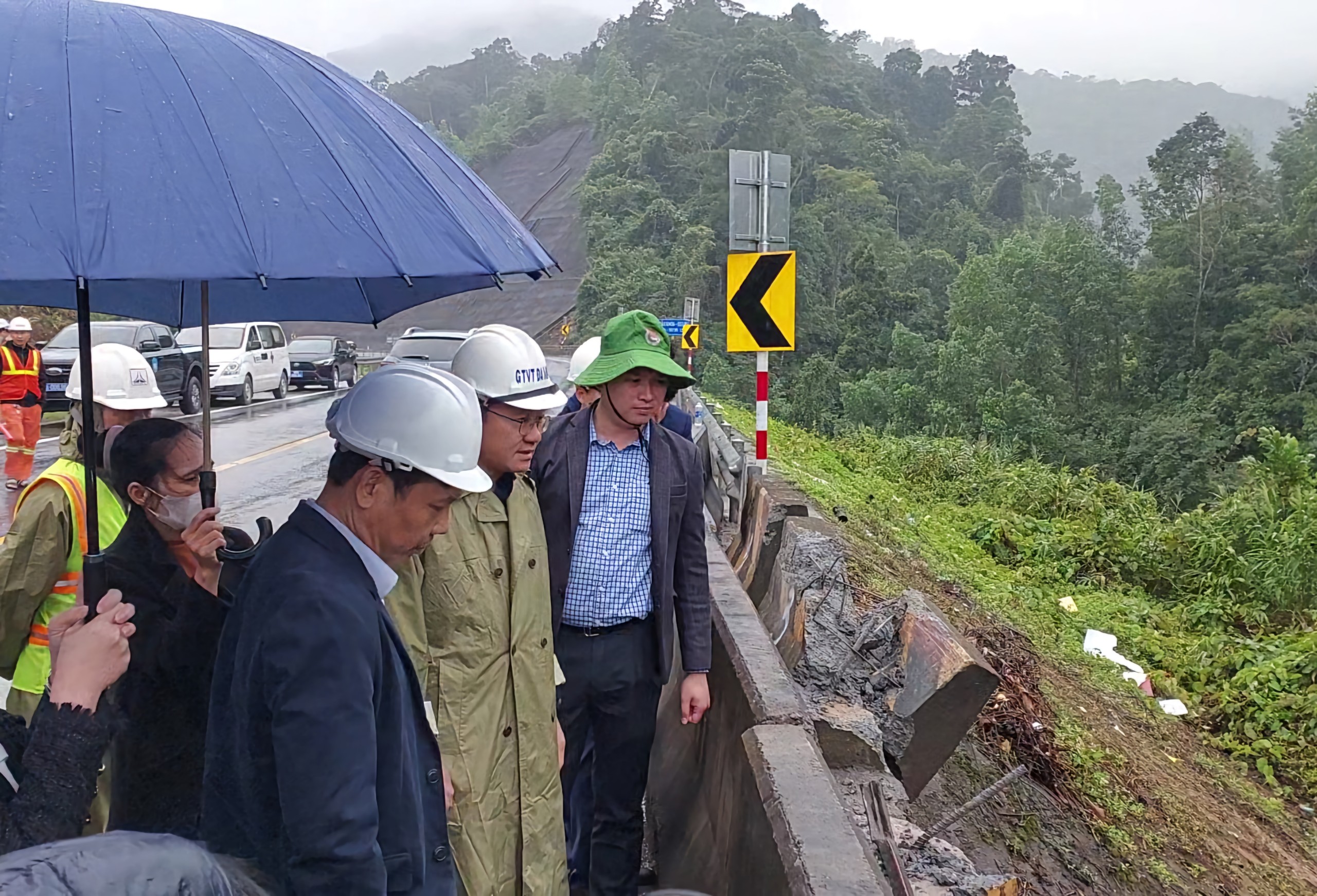 Xe kh&aacute;ch rơi vực La Sơn - H&ograve;a Li&ecirc;n: X&aacute;c minh thời gian l&aacute;i xe li&ecirc;n tục của t&agrave;i xế- Ảnh 1.