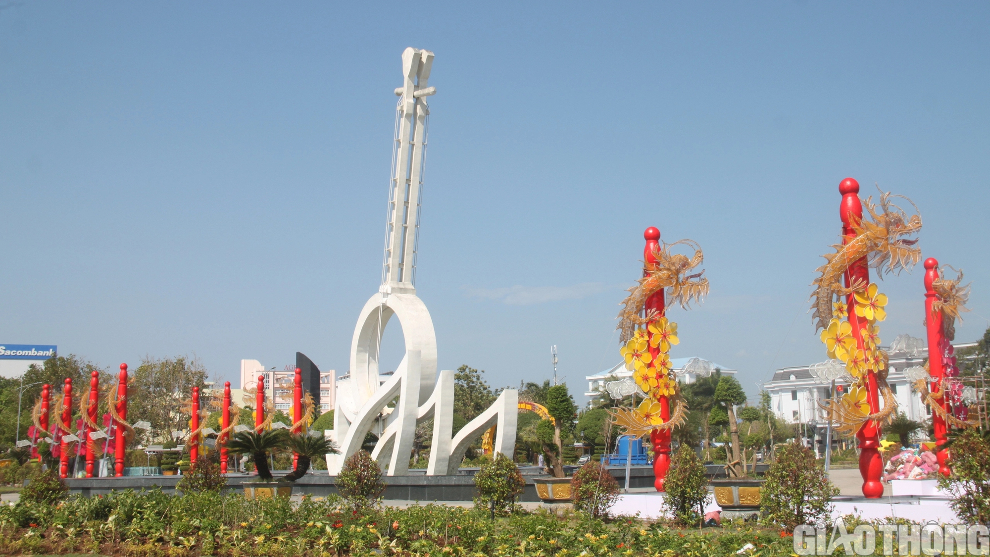 Bạc Liêu: Rộn ràng trang hoàng đường phố, trang trí tiểu cảnh linh vật rồng lạ mắt- Ảnh 1. Bạc Liêu: Rộn ràng trang hoàng đường phố, trang trí tiểu cảnh linh vật rồng lạ mắt- Ảnh 1.