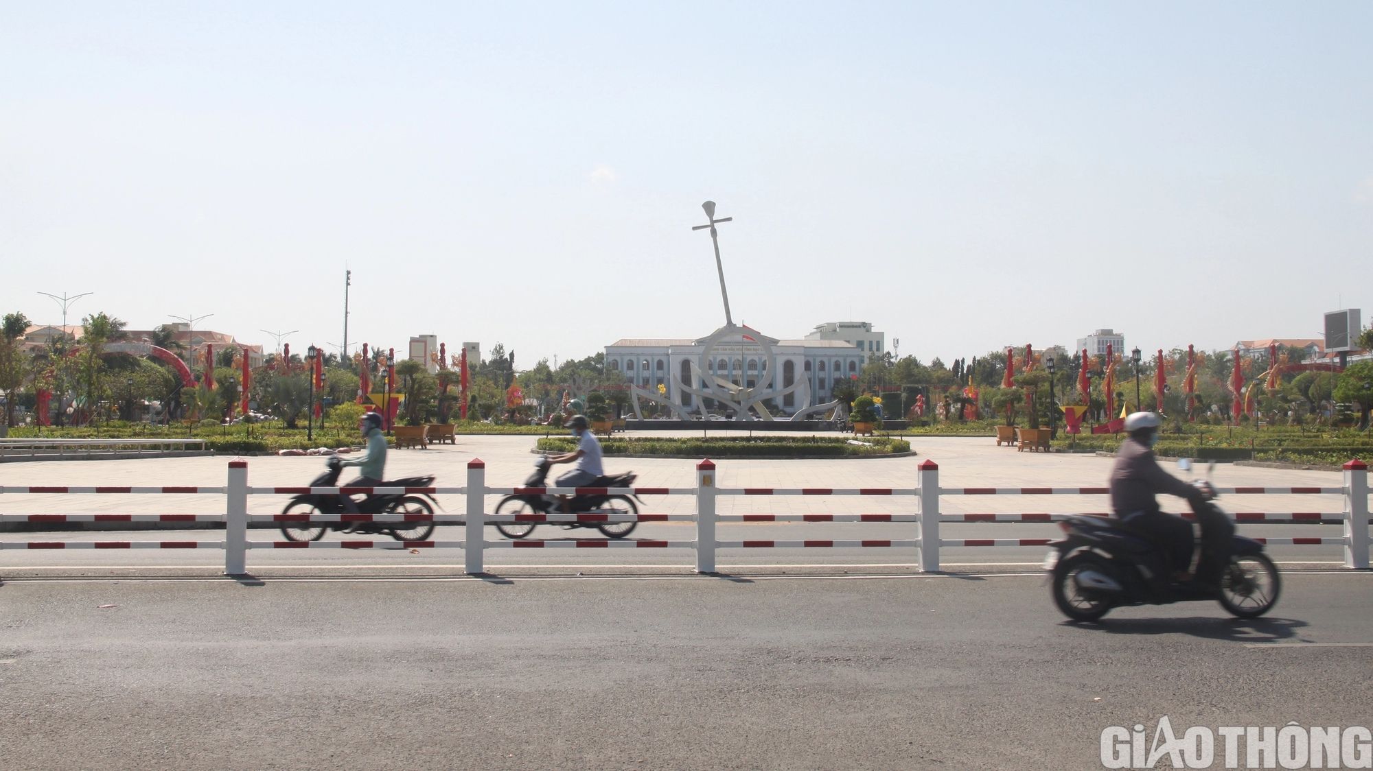 Bạc Liêu: Rộn ràng trang hoàng đường phố, trang trí tiểu cảnh linh vật rồng lạ mắt- Ảnh 2. Bạc Liêu: Rộn ràng trang hoàng đường phố, trang trí tiểu cảnh linh vật rồng lạ mắt- Ảnh 2.