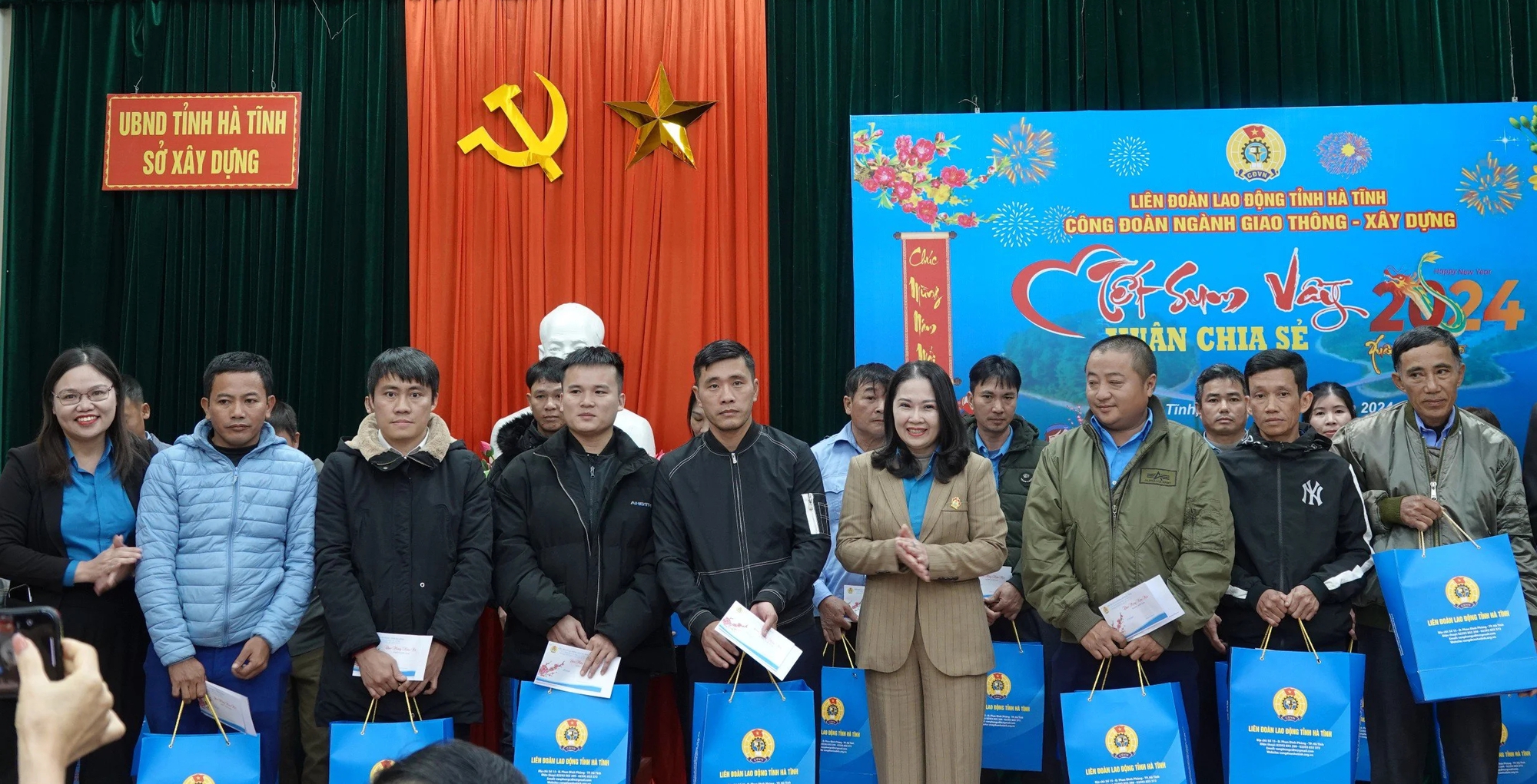 C&ocirc;ng đo&agrave;n ng&agrave;nh Giao th&ocirc;ng - X&acirc;y dựng H&agrave; Tĩnh tặng 134 suất qu&agrave; Tết cho đo&agrave;n vi&ecirc;n kh&oacute; khăn- Ảnh 2.