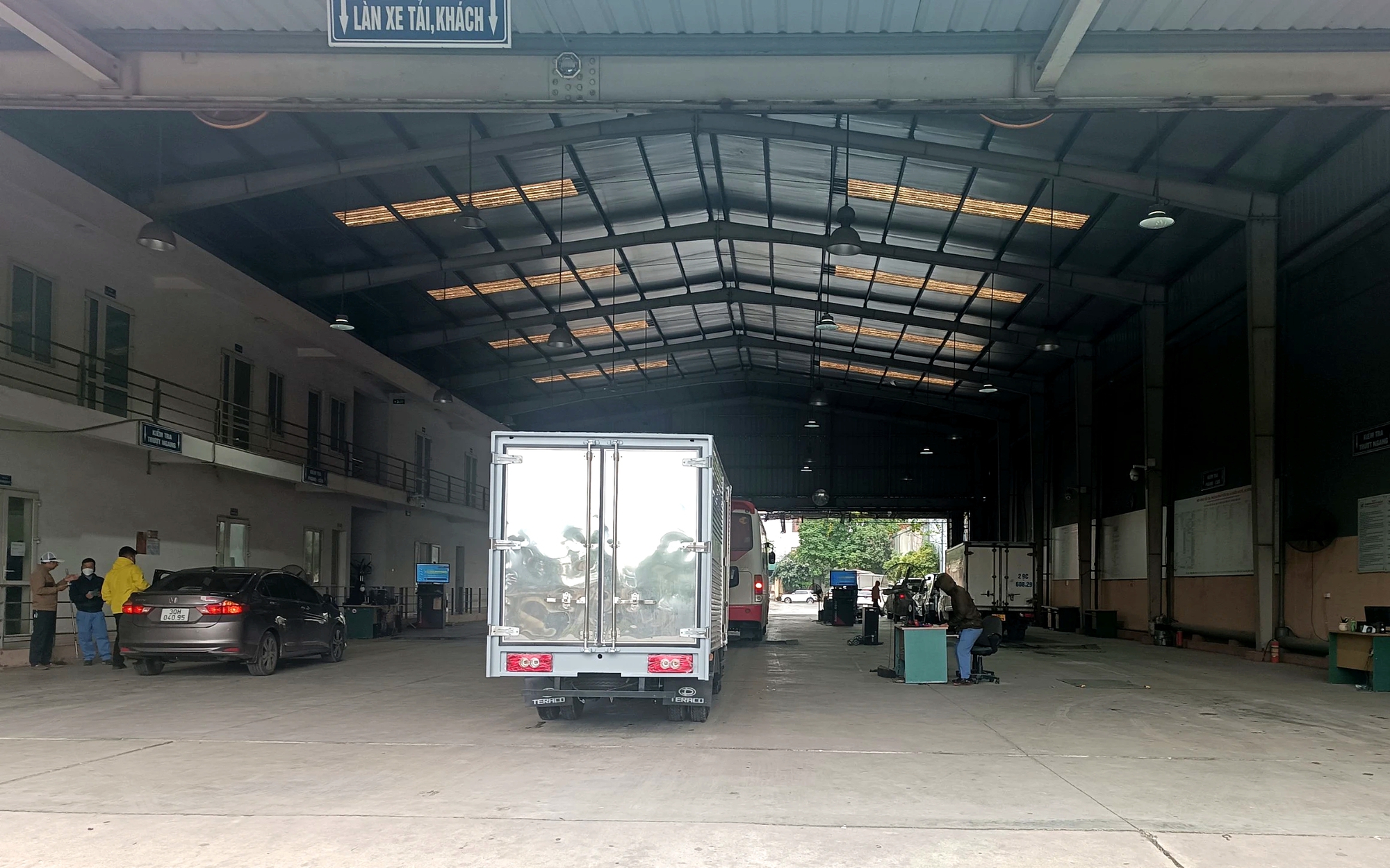 Trung t&acirc;m đăng kiểm vắng bất ngờ, d&acirc;n thảnh thơi đưa xe đi kiểm định