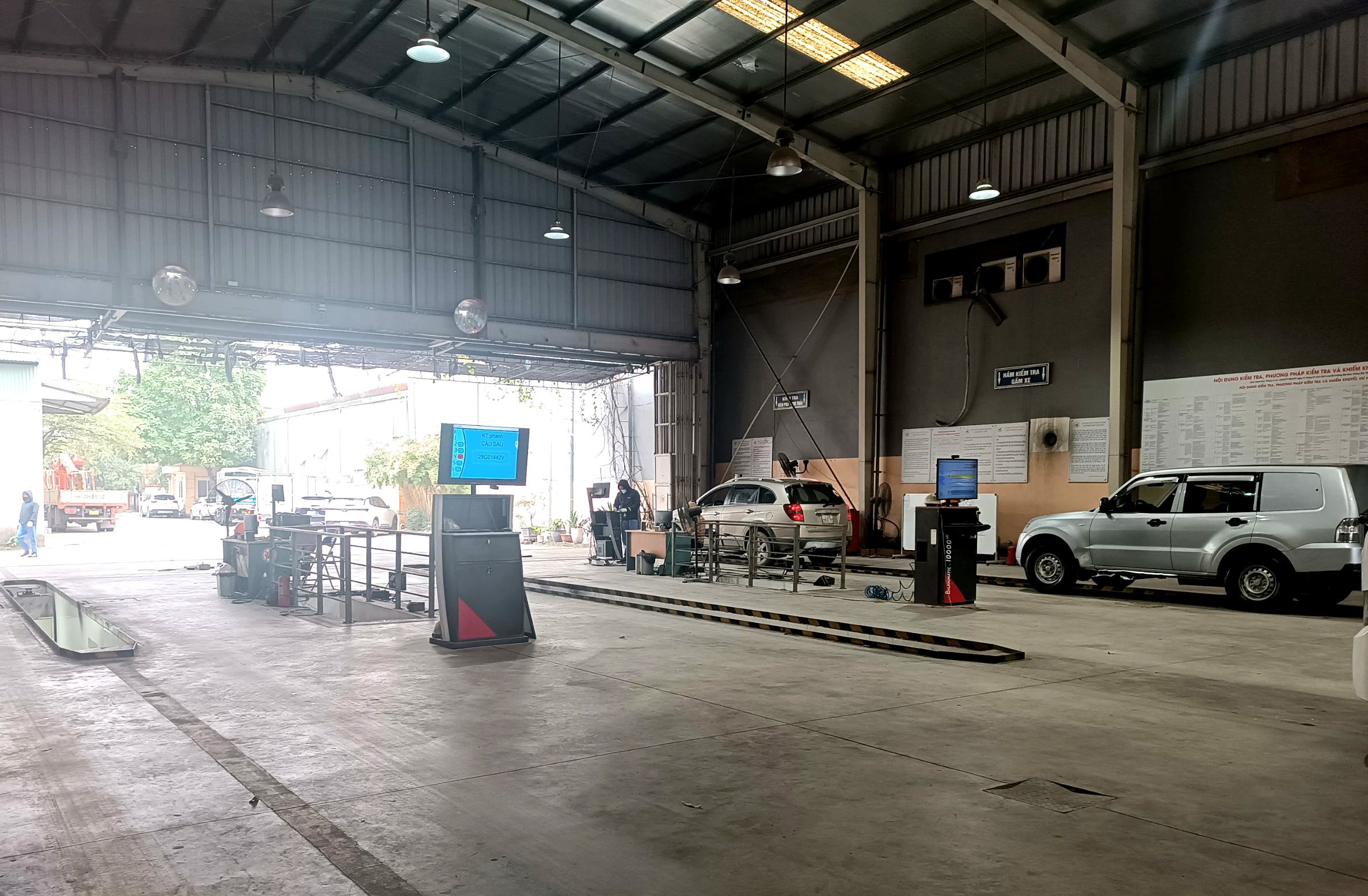Trung t&acirc;m đăng kiểm vắng bất ngờ, d&acirc;n thảnh thơi đưa xe đi kiểm định- Ảnh 3.