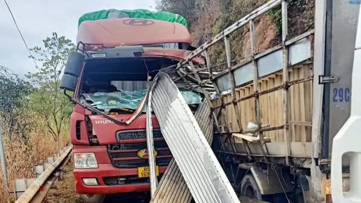 Sơn La: Xe đầu k&eacute;o h&uacute;c xe tải tr&ecirc;n QL6, hai t&agrave;i xế mắc kẹt trong cabin- Ảnh 1.