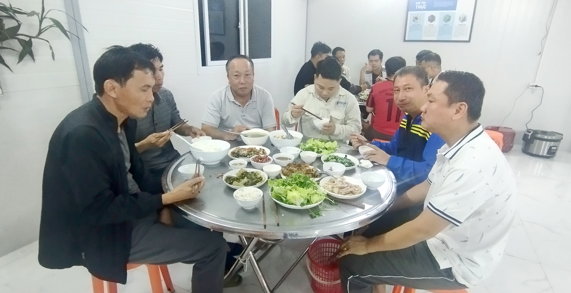 Ăn n&uacute;i, ngủ rừng l&agrave;m cao tốc ngh&igrave;n tỷ miền sơn cước- Ảnh 1.