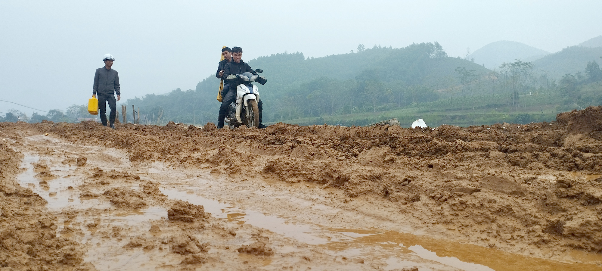 Ăn n&uacute;i, ngủ rừng l&agrave;m cao tốc ngh&igrave;n tỷ miền sơn cước- Ảnh 4.