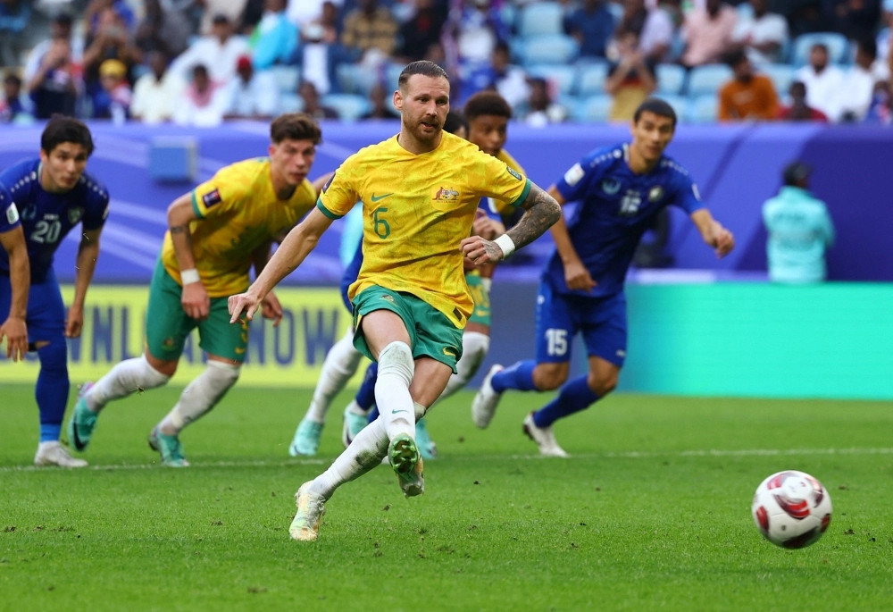 Asian Cup: Australia và Uzbekistan nắm tay nhau đi tiếp- Ảnh 1. Asian Cup: Australia và Uzbekistan nắm tay nhau đi tiếp- Ảnh 1.