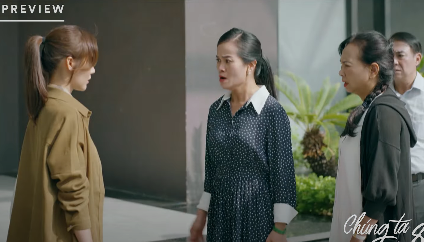 Dương bị b&agrave; Loan đ&aacute;nh. May mắn l&agrave; L&acirc;m đ&atilde; xuất hiện kịp thời để gi&uacute;p c&ocirc;.