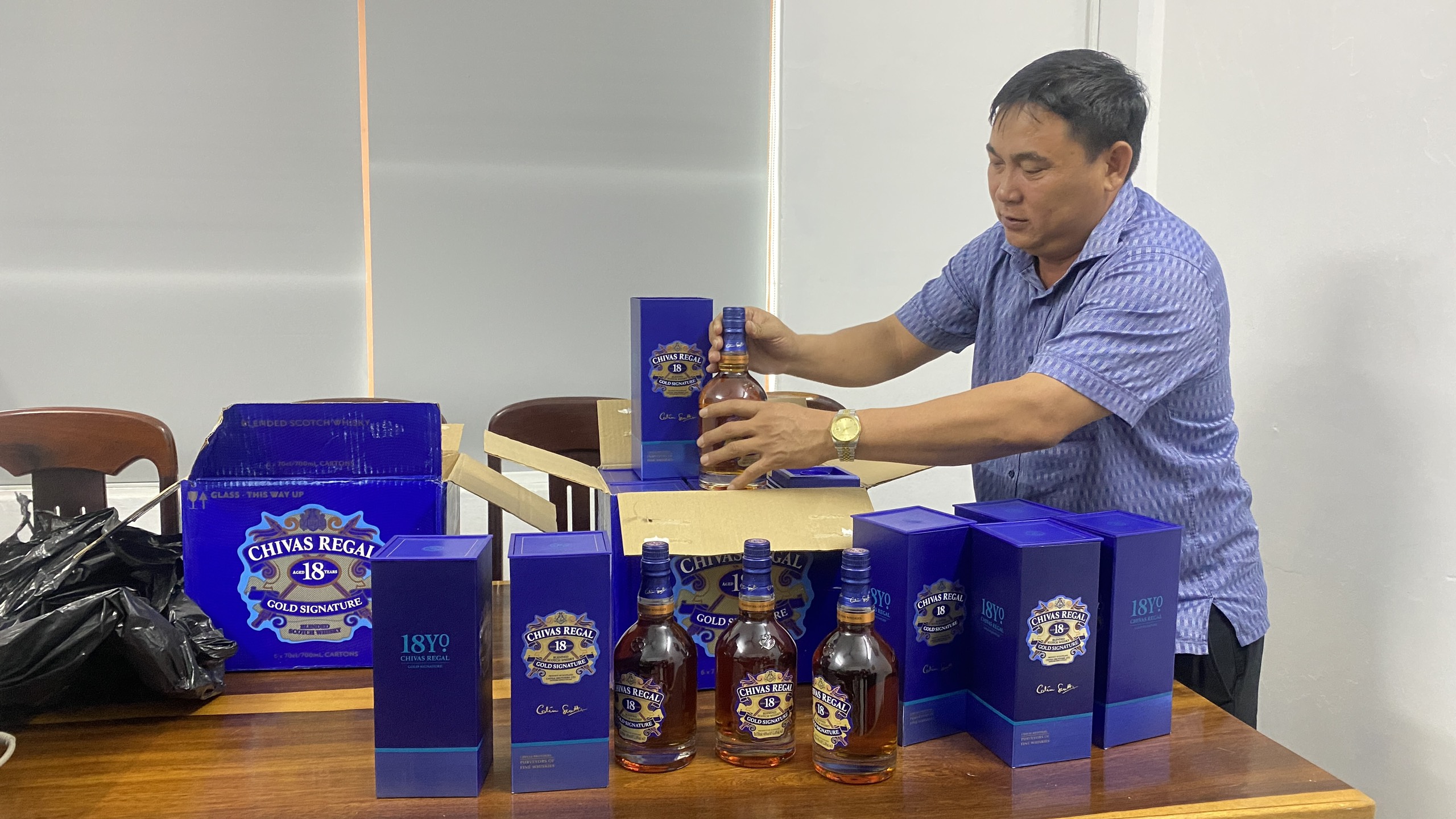Xe tải chở hơn 1.900 chai rượu ngoại nhập lậu, bị ph&aacute;t hiện khi đến Ph&uacute; Y&ecirc;n- Ảnh 1.