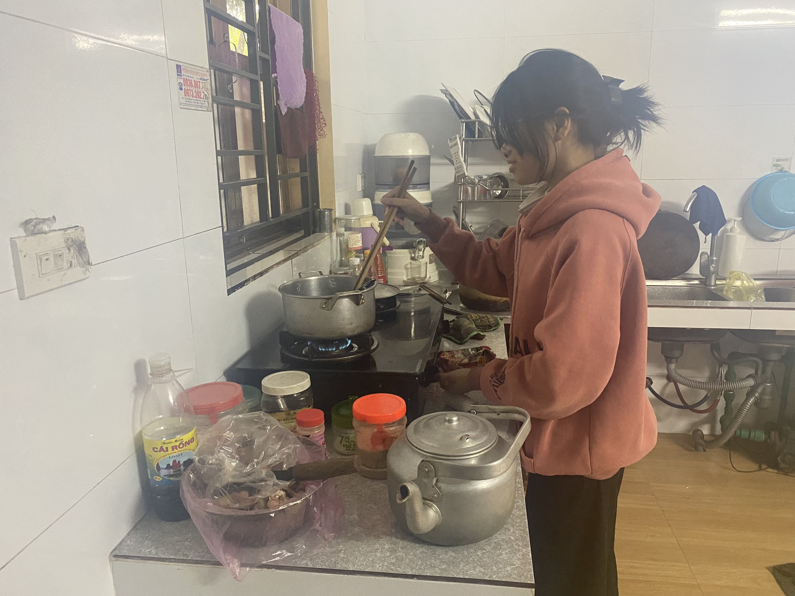 Chồng mất v&igrave; tai nạn, nữ c&ocirc;ng nh&acirc;n gồng g&aacute;nh nu&ocirc;i 2 con thơ- Ảnh 2.