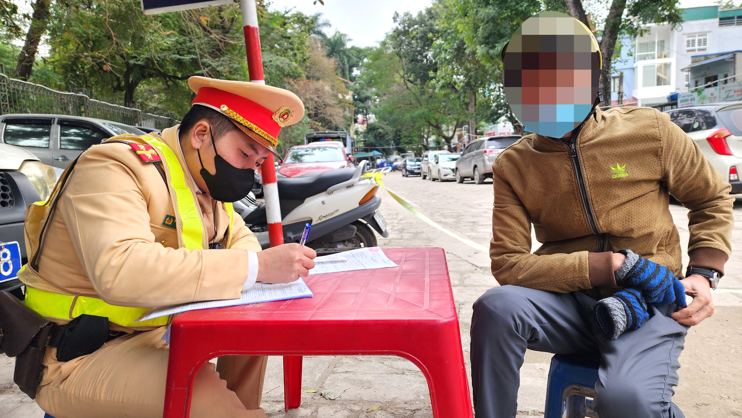 CSGT H&agrave; Nội xử l&yacute; nồng độ cồn nội đ&ocirc;, h&agrave;ng loạt t&agrave;i xế xe m&aacute;y d&iacute;nh phạt- Ảnh 10.
