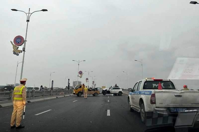 Hiện trường vụ tai nạn giao th&ocirc;ng khiến hai xe &ocirc; t&ocirc; hư hỏng nặng tr&ecirc;n cầu Vĩnh Tuy.