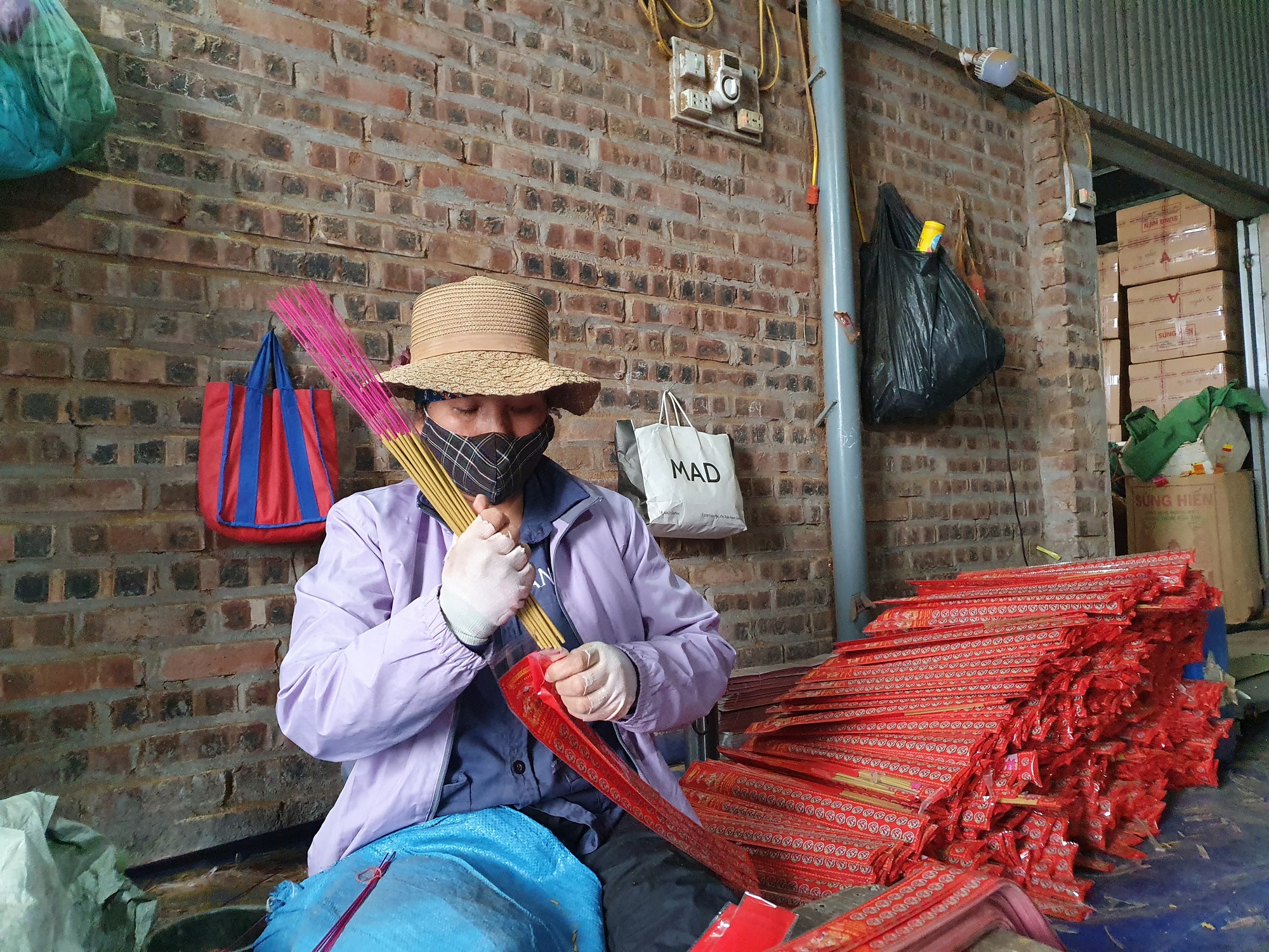 Vựa hương trăm tuổi tất bật ng&agrave;y cận Tết- Ảnh 10.