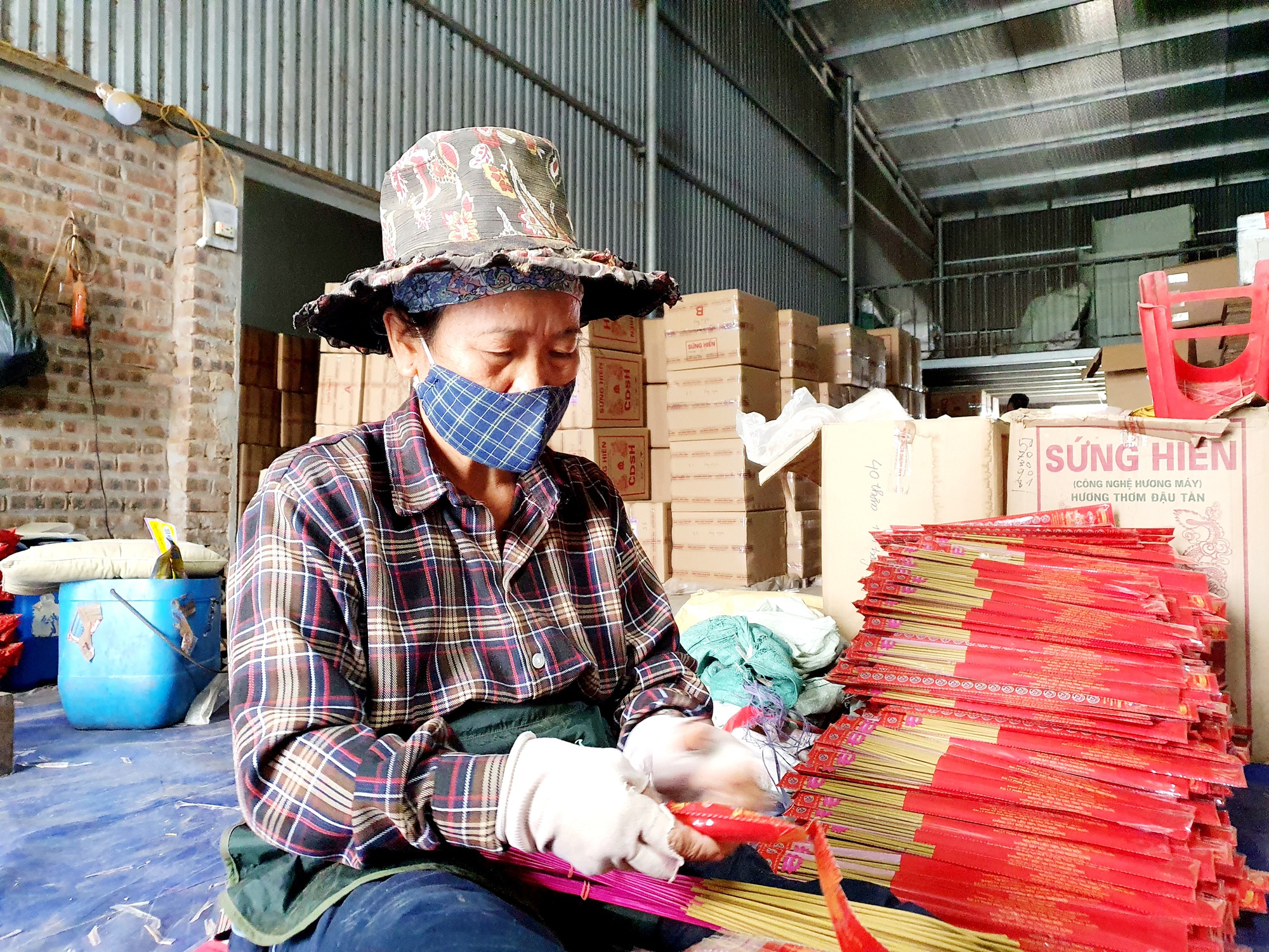 Vựa hương trăm tuổi tất bật ng&agrave;y cận Tết- Ảnh 8.