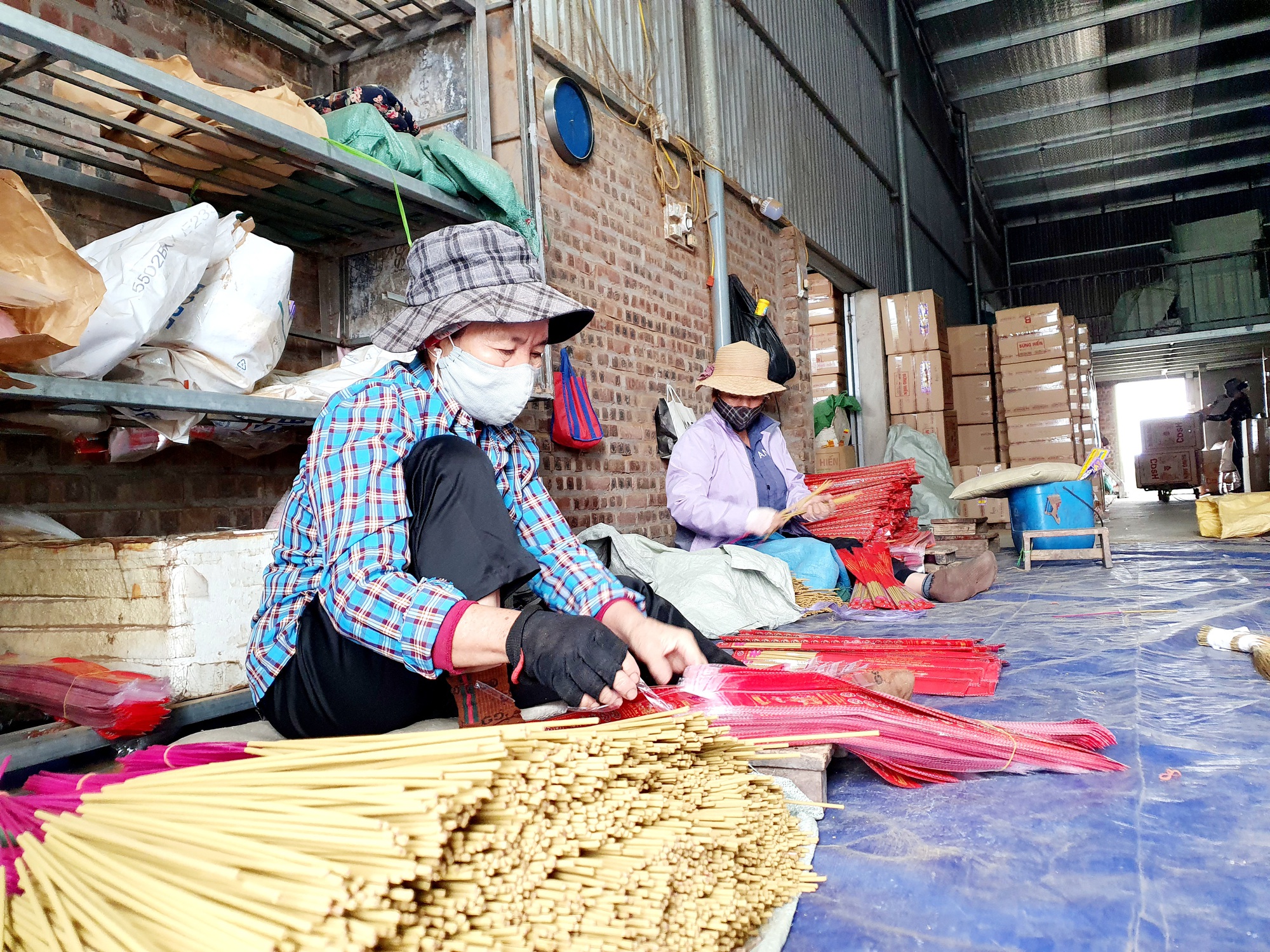 Vựa hương trăm tuổi tất bật ng&agrave;y cận Tết- Ảnh 9.