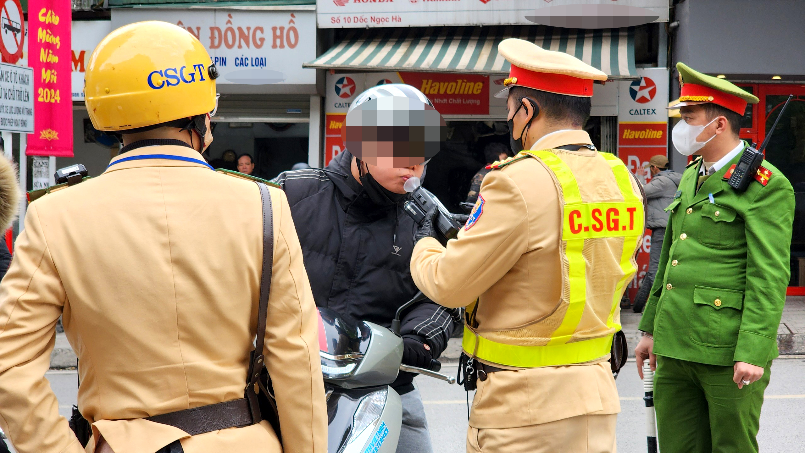 CSGT H&agrave; Nội xử l&yacute; nồng độ cồn nội đ&ocirc;, h&agrave;ng loạt t&agrave;i xế xe m&aacute;y d&iacute;nh phạt- Ảnh 2.