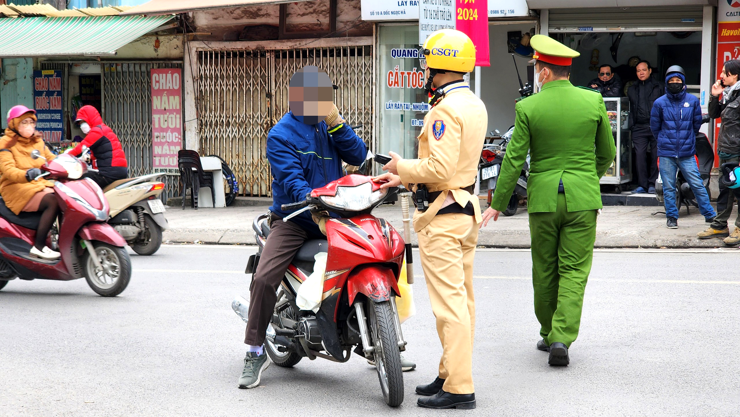CSGT H&agrave; Nội xử l&yacute; nồng độ cồn nội đ&ocirc;, h&agrave;ng loạt t&agrave;i xế xe m&aacute;y d&iacute;nh phạt- Ảnh 3.