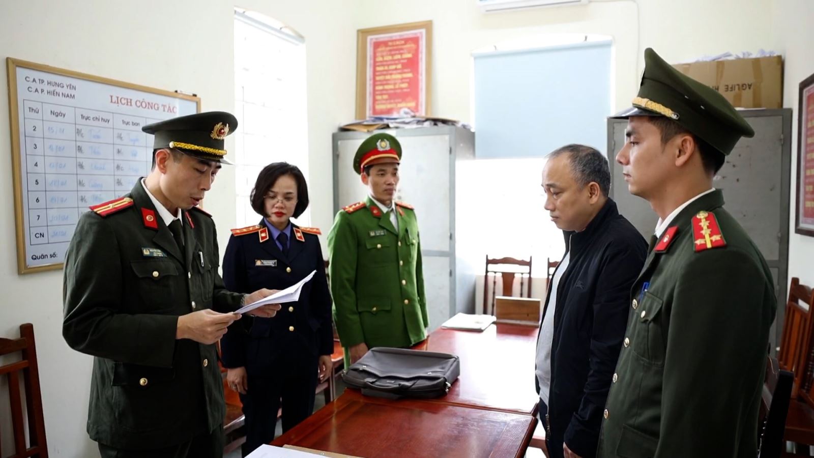 Bắt &ocirc;ng chủ dự &aacute;n 