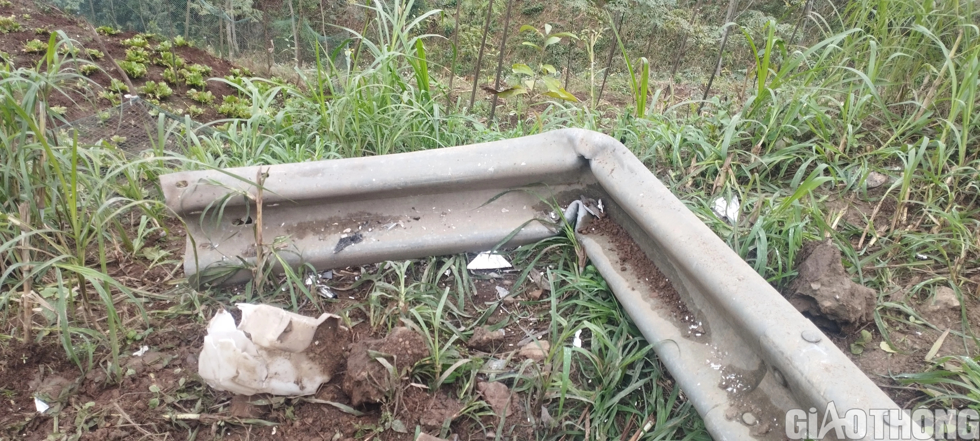 Nhiều hộ lan v&agrave; mặt đường hư hỏng tr&ecirc;n tuyến QL279 qua L&agrave;o Cai- Ảnh 2.