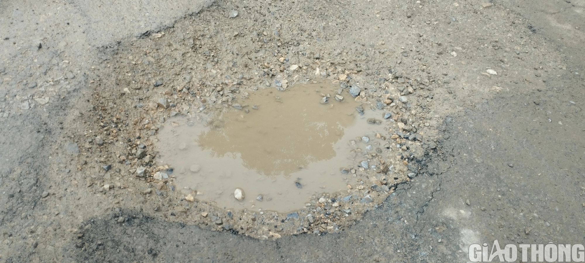 Nhiều hộ lan v&agrave; mặt đường hư hỏng tr&ecirc;n tuyến QL279 qua L&agrave;o Cai- Ảnh 3.