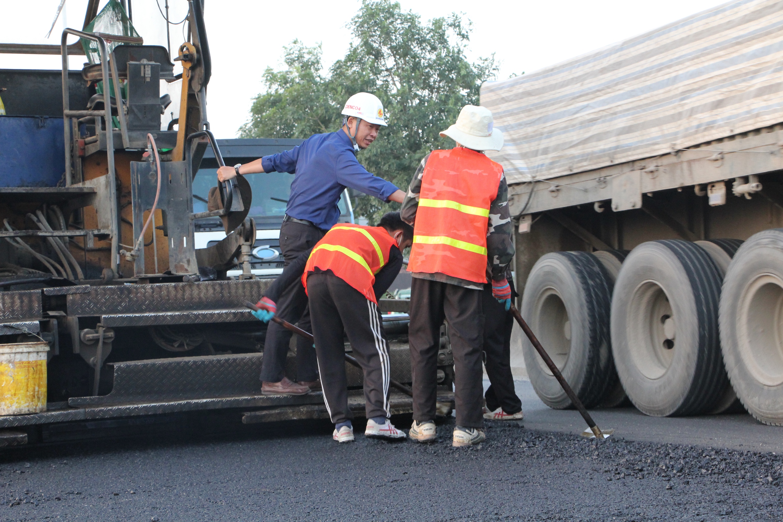 Rốt ráo khắc phục hư hỏng trên QL1 qua Nghệ An, Hà Tĩnh trước tết Nguyên đán- Ảnh 2. Rốt ráo khắc phục hư hỏng trên QL1 qua Nghệ An, Hà Tĩnh trước tết Nguyên đán- Ảnh 2.