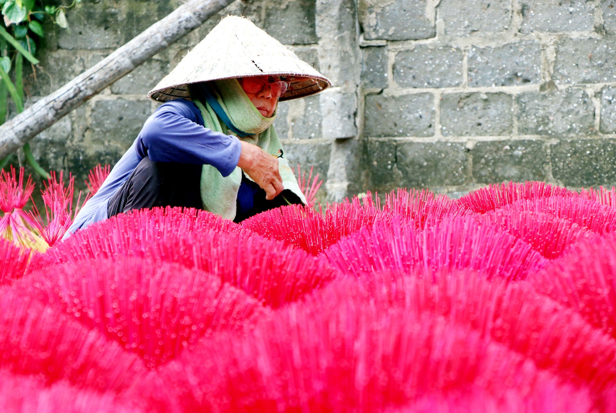 Vựa hương trăm tuổi tất bật ng&agrave;y cận Tết- Ảnh 6.