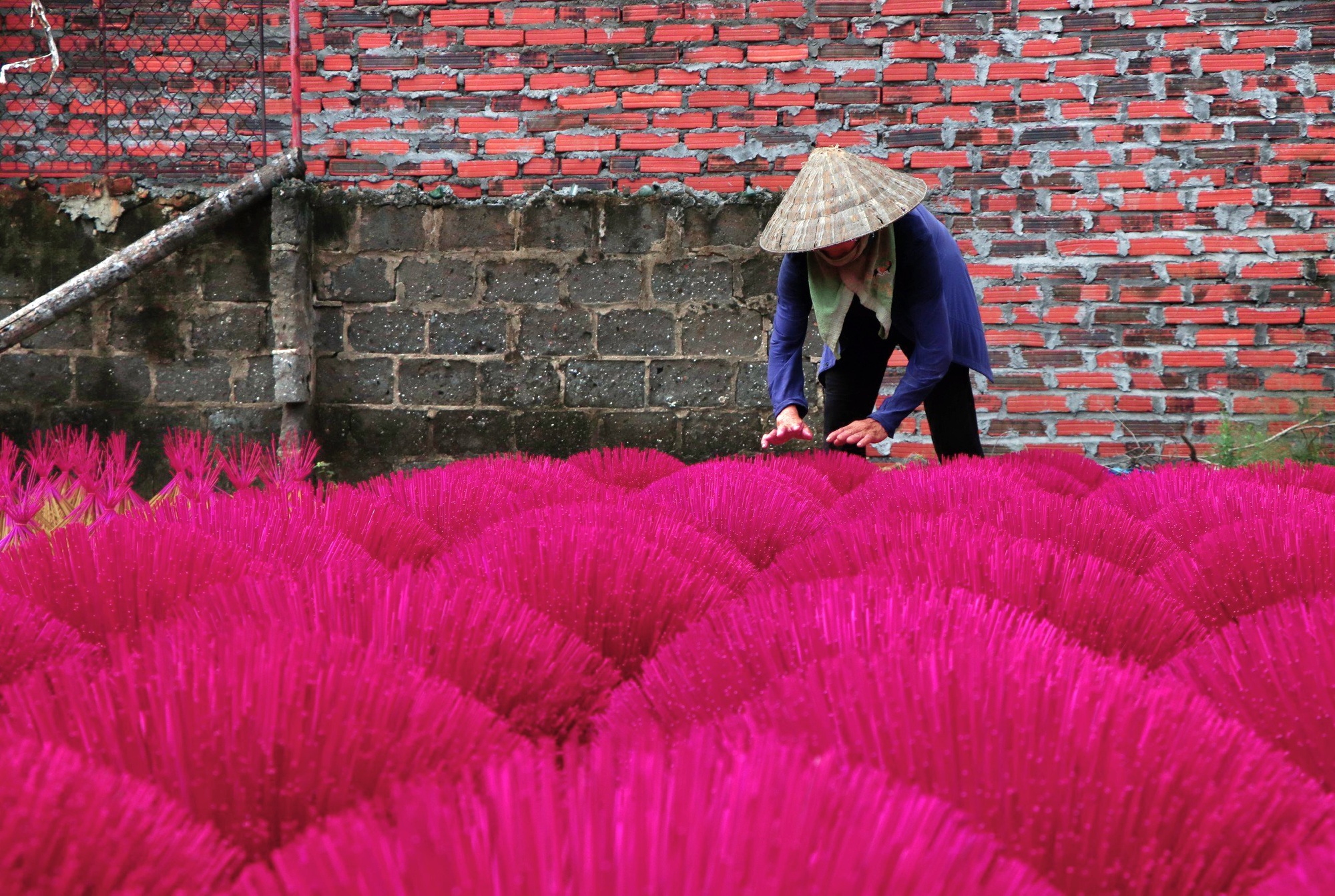 Vựa hương trăm tuổi tất bật ng&agrave;y cận Tết- Ảnh 5.