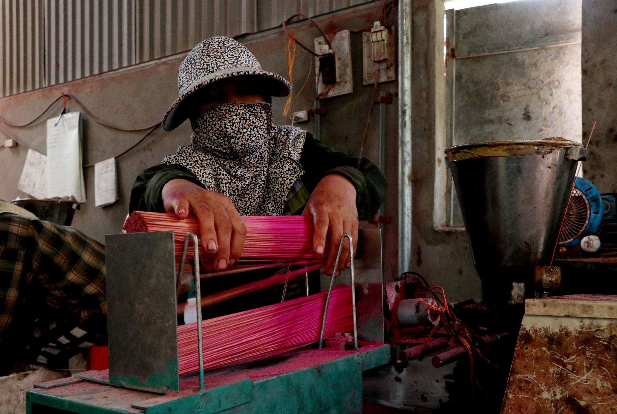 Vựa hương trăm tuổi tất bật ng&agrave;y cận Tết- Ảnh 1.