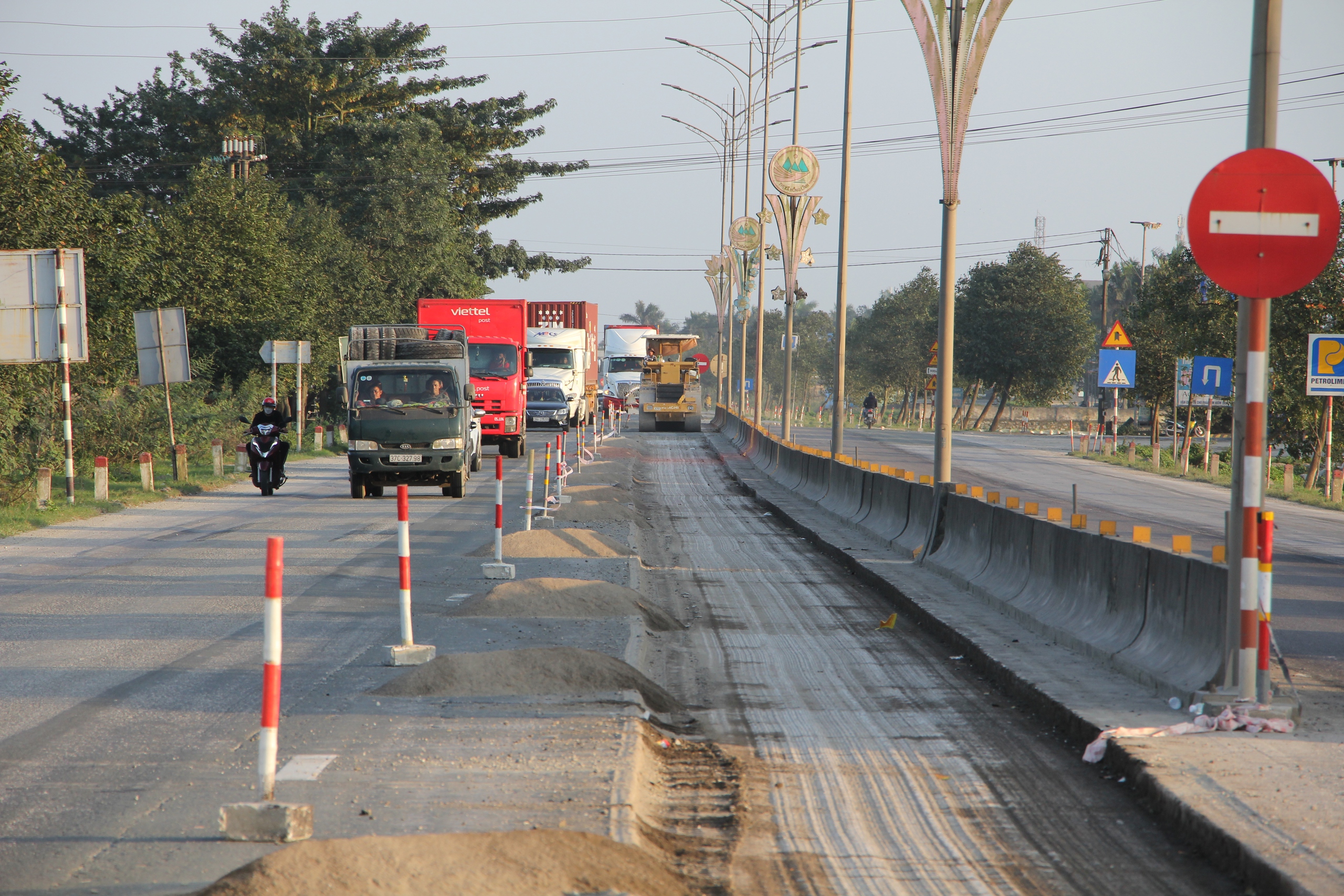 Rốt ráo khắc phục hư hỏng trên QL1 qua Nghệ An, Hà Tĩnh trước tết Nguyên đán- Ảnh 5. Rốt ráo khắc phục hư hỏng trên QL1 qua Nghệ An, Hà Tĩnh trước tết Nguyên đán- Ảnh 5.