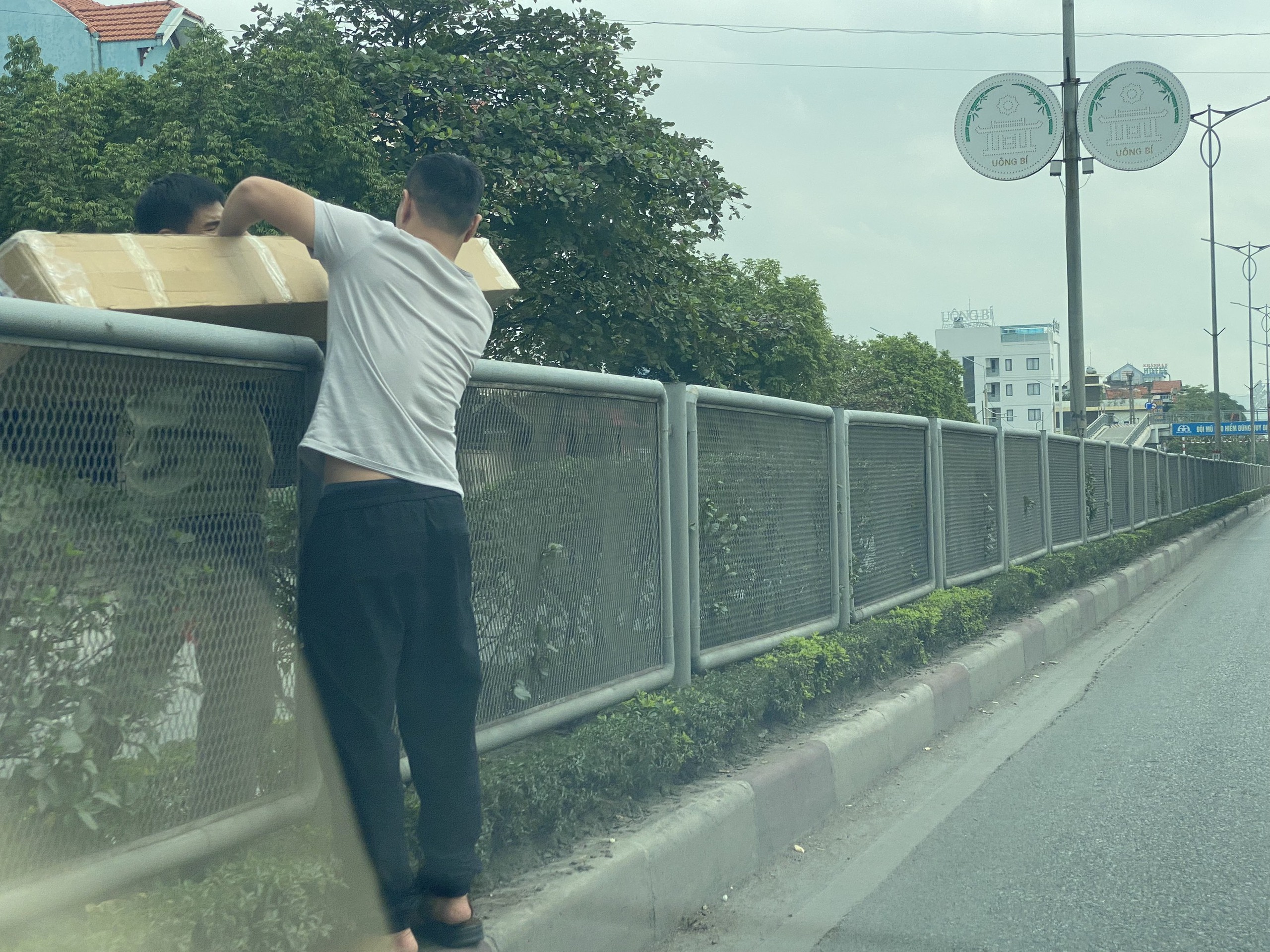 Giật m&igrave;nh cảnh người d&acirc;n 