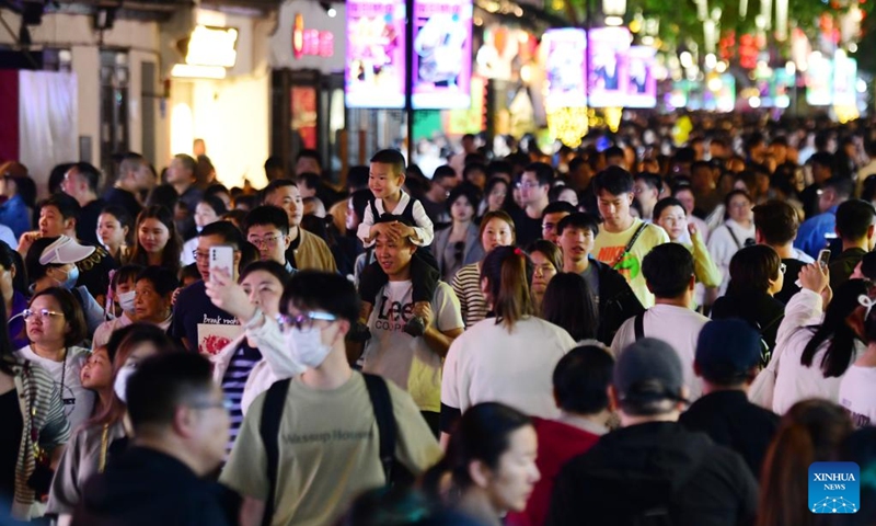 Kh&aacute;ch du lịch tại cầu Qingming ở V&ocirc; T&iacute;ch, tỉnh Giang T&ocirc; ph&iacute;a đ&ocirc;ng Trung Quốc (T&acirc;n Hoa X&atilde;)