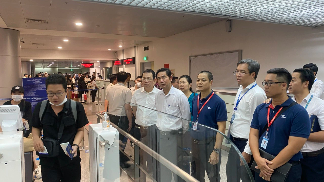 Ph&oacute; cục trưởng h&agrave;ng kh&ocirc;ng: 