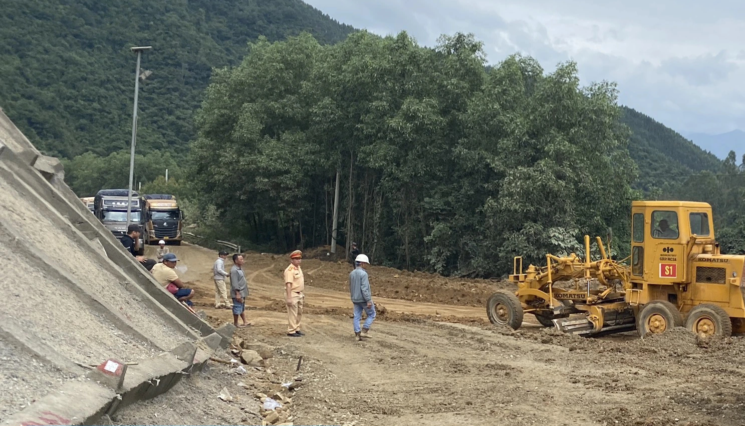 Khẩn trương khắc phục sình lún gây tắc đường ở đèo An Khê- Ảnh 7. Khẩn trương khắc phục sình lún gây tắc đường ở đèo An Khê- Ảnh 7.