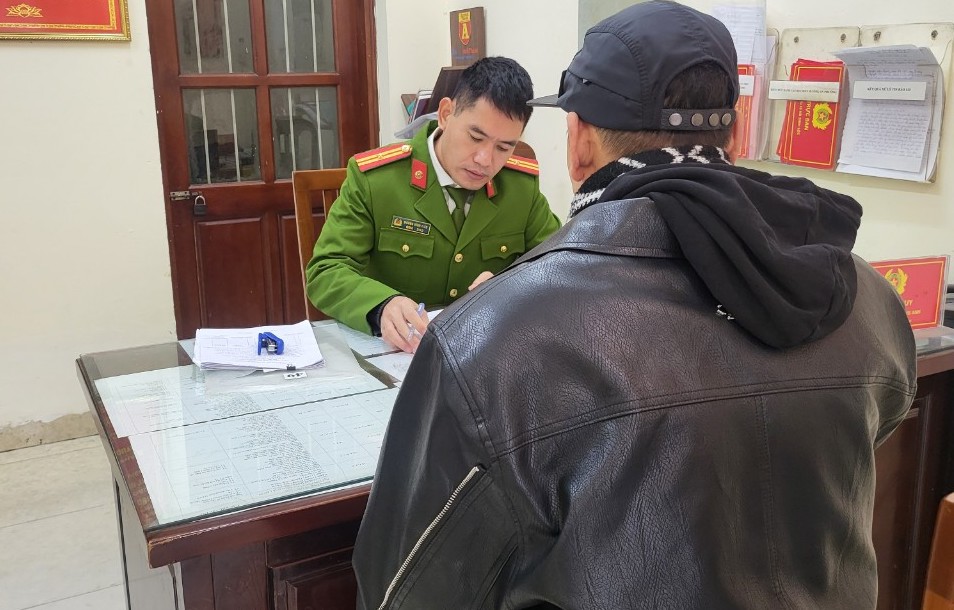 H&agrave; Nội: C&ocirc;ng an xử l&yacute; đối tượng tr&ocirc;ng giữ xe tr&aacute;i ph&eacute;p sau phản &aacute;nh tr&ecirc;n mạng x&atilde; hội- Ảnh 1.