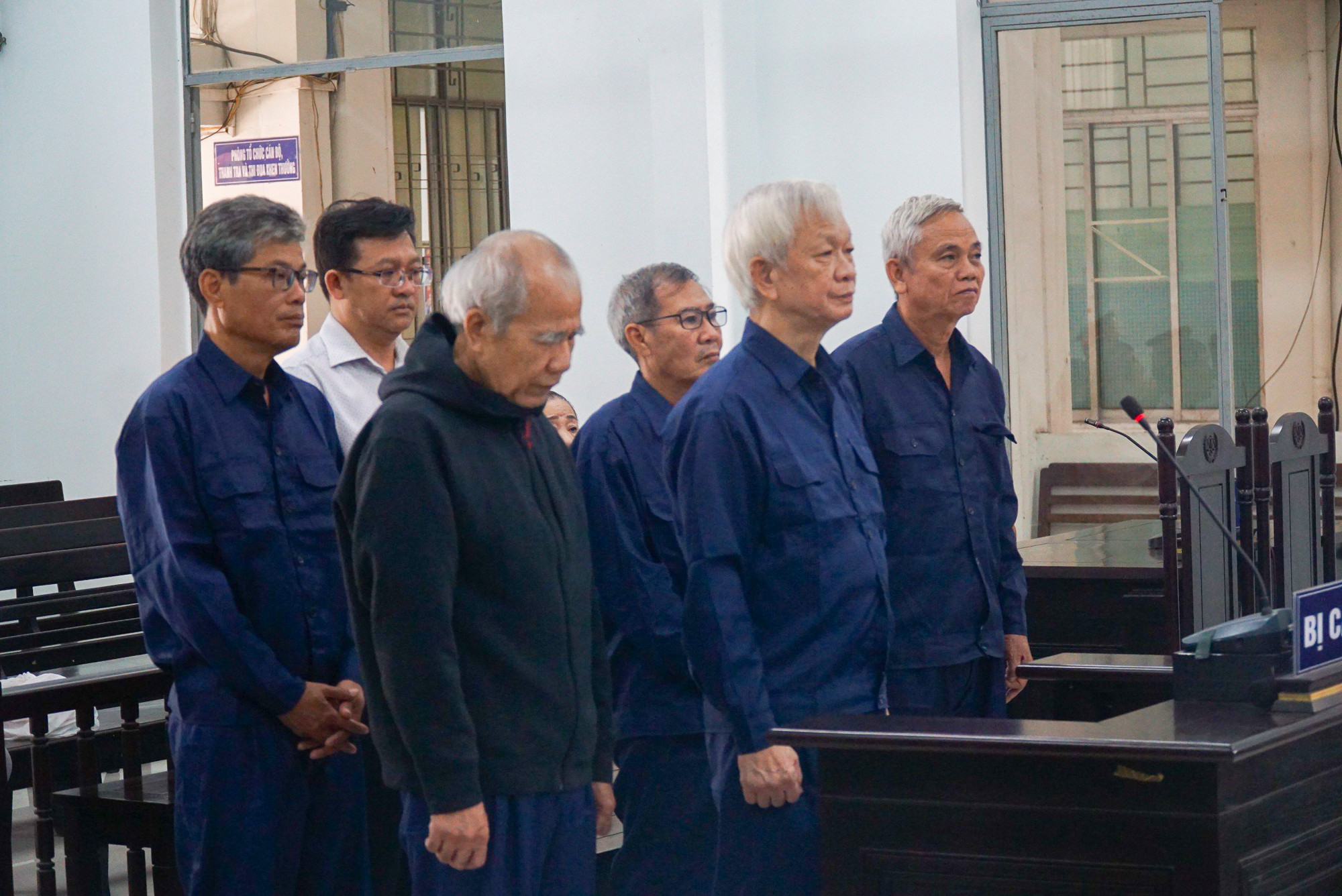 Sai phạm trong giao đất &ldquo;v&agrave;ng&rdquo; ở Kh&aacute;nh Ho&agrave;, c&aacute;c bị c&aacute;o nộp khắc phục 140 triệu- Ảnh 1.