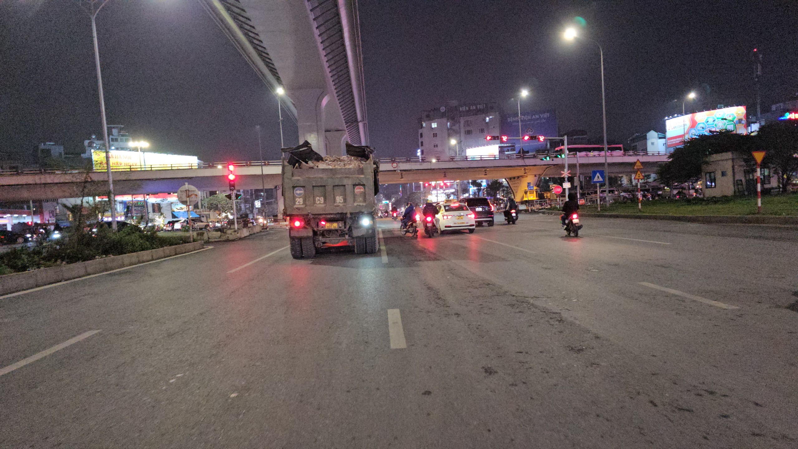 H&agrave; Nội: Xe nghi chở qu&aacute; tải ngang nhi&ecirc;n chạy giờ cấm, vượt mặt trụ sở Đội CSGT- Ảnh 3.