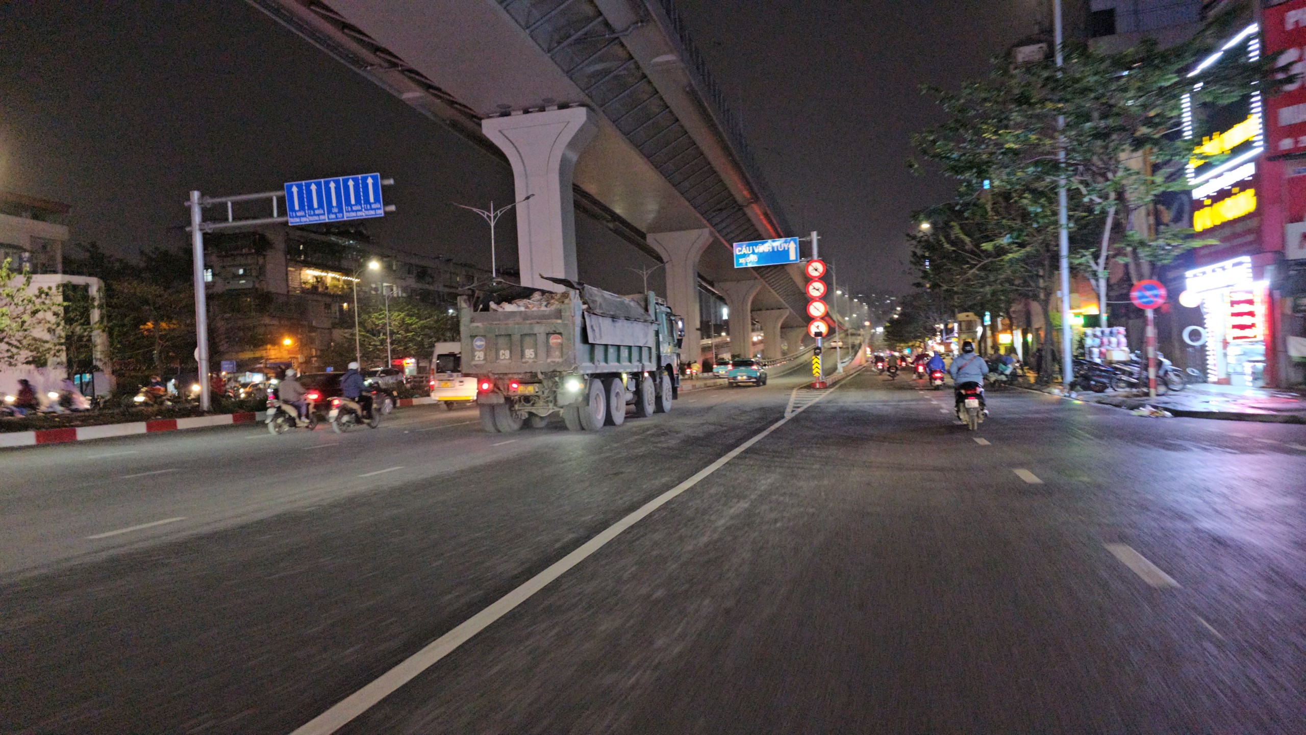 H&agrave; Nội: Xe nghi chở qu&aacute; tải ngang nhi&ecirc;n chạy giờ cấm, vượt mặt trụ sở Đội CSGT- Ảnh 5.
