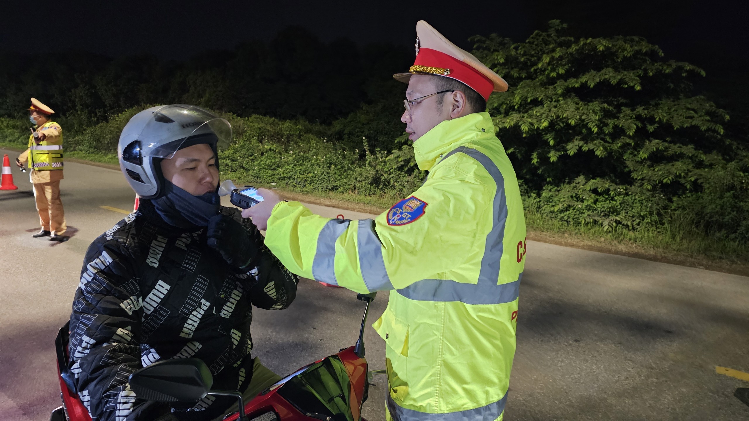 Hải Dương: Kiểm tra h&agrave;ng trăm phương tiện, chỉ ph&aacute;t hiện 1 trường hợp vi phạm nồng độ cồn- Ảnh 5.
