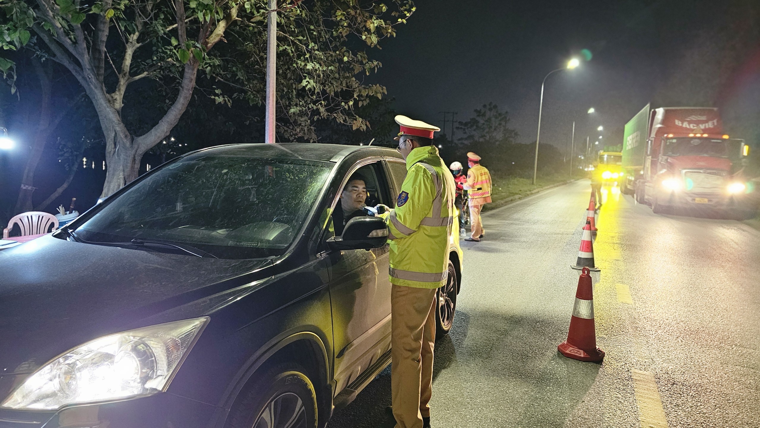 Hải Dương: Kiểm tra h&agrave;ng trăm phương tiện, chỉ ph&aacute;t hiện 1 trường hợp vi phạm nồng độ cồn- Ảnh 11.