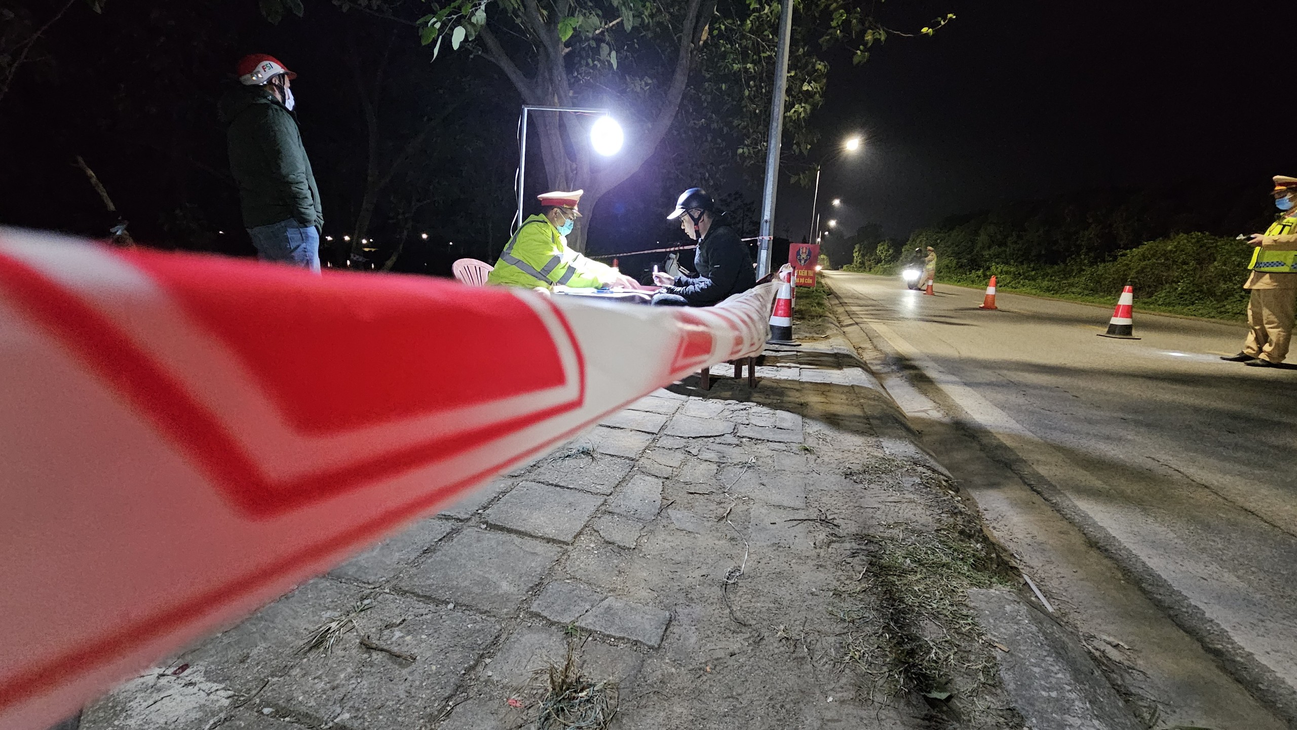 Hải Dương: Kiểm tra h&agrave;ng trăm phương tiện, chỉ ph&aacute;t hiện 1 trường hợp vi phạm nồng độ cồn- Ảnh 6.