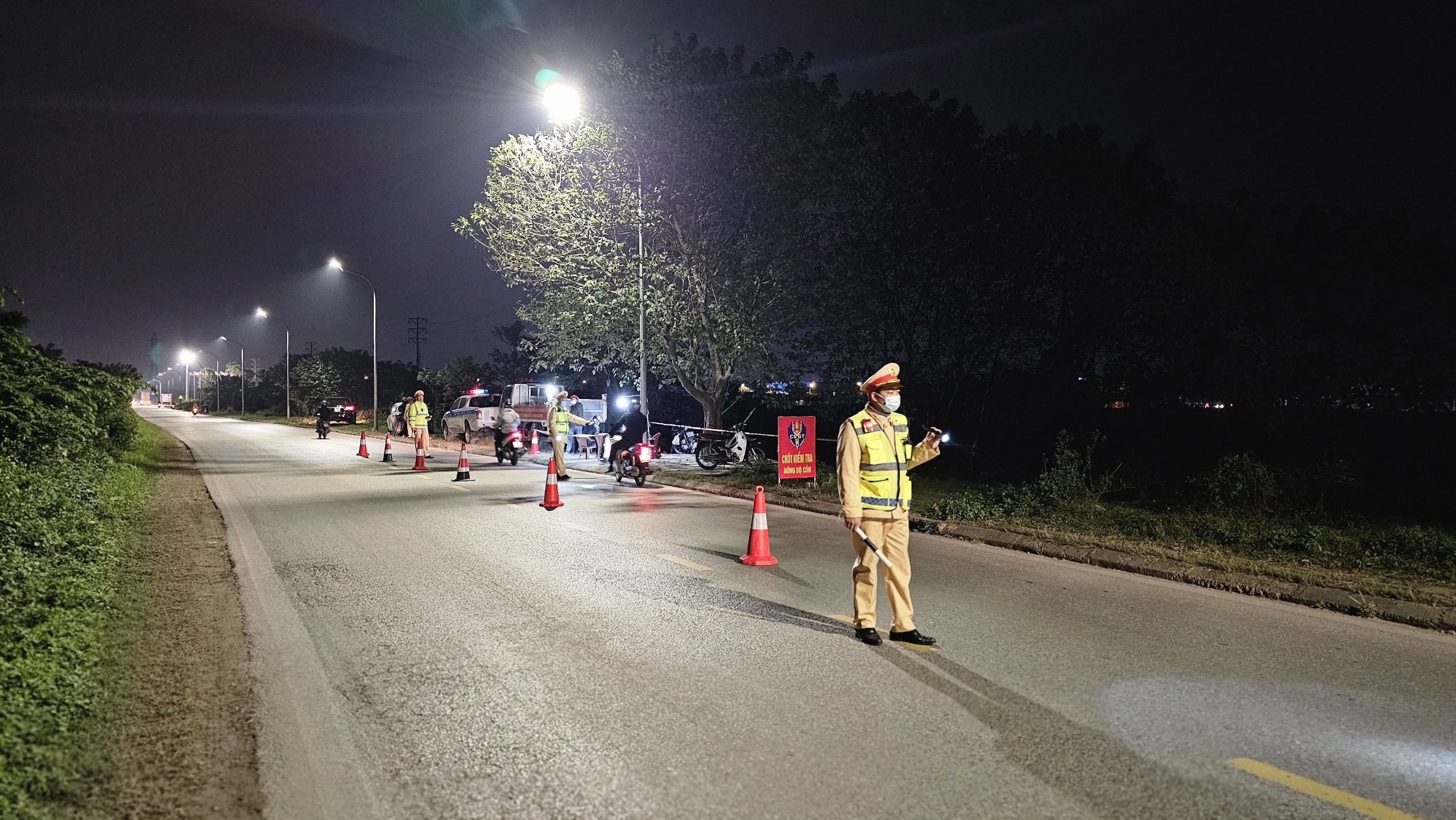 Hải Dương: Kiểm tra h&agrave;ng trăm phương tiện, chỉ ph&aacute;t hiện 1 trường hợp vi phạm nồng độ cồn- Ảnh 1.