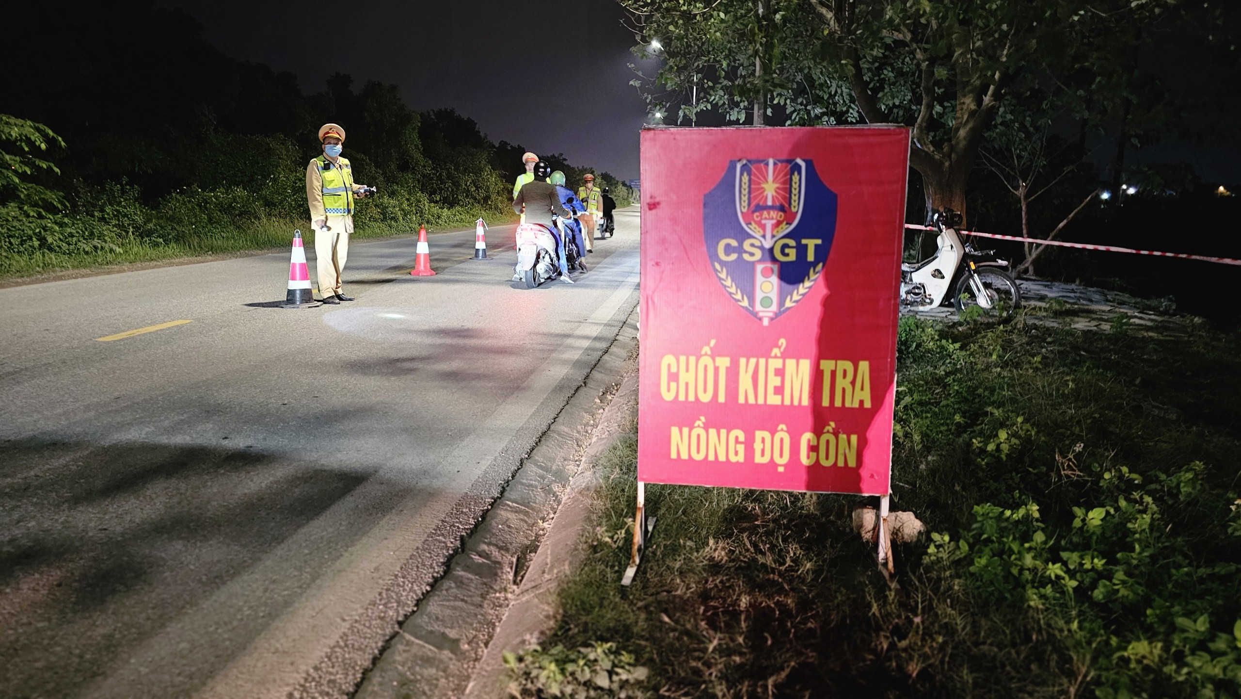 Hải Dương: Kiểm tra h&agrave;ng trăm phương tiện, chỉ ph&aacute;t hiện 1 trường hợp vi phạm nồng độ cồn- Ảnh 12.