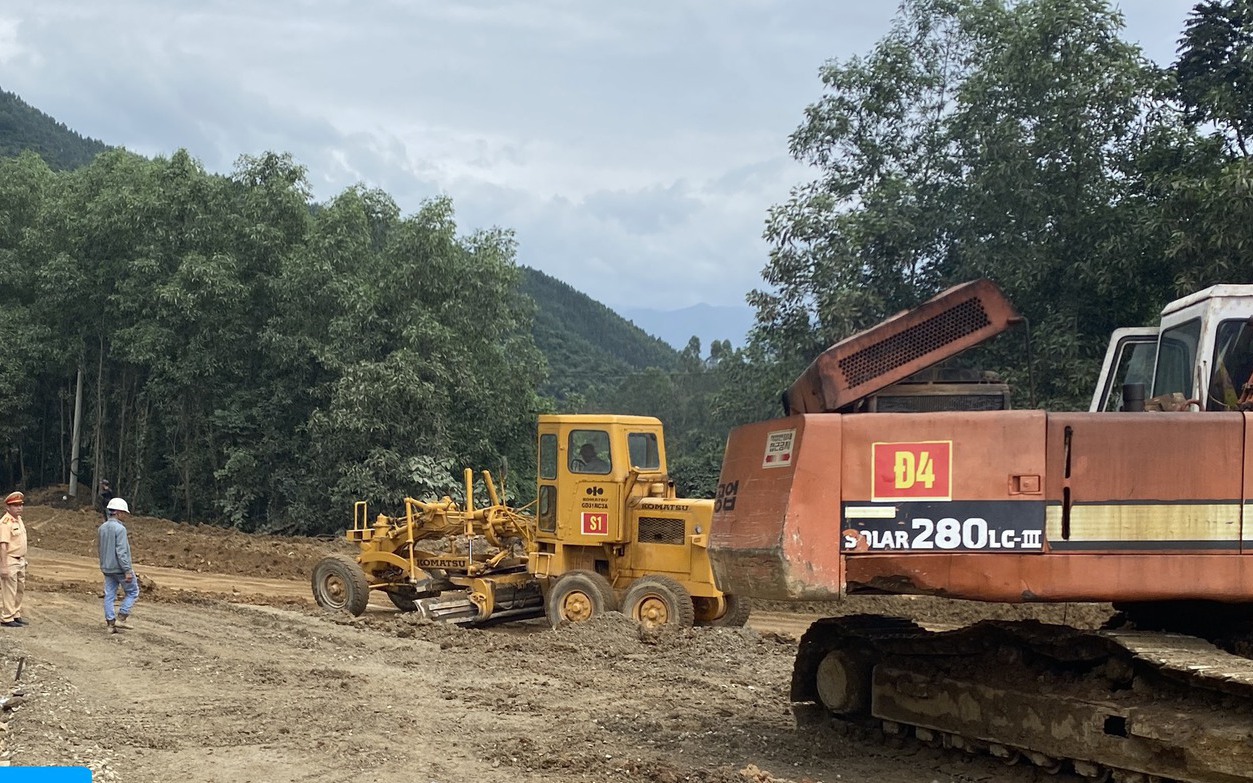 Kiểm tra hiện trường thi c&ocirc;ng sau sự cố &ugrave;n tắc nhiều giờ tr&ecirc;n đ&egrave;o An Kh&ecirc;